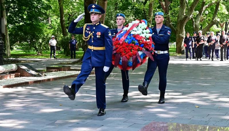 Орден Александра Невского торжественно вручили 7-й гвардейской десантно-штурмовой Краснознаменной орденов Суворова и Кутузова дивизии (горной)
