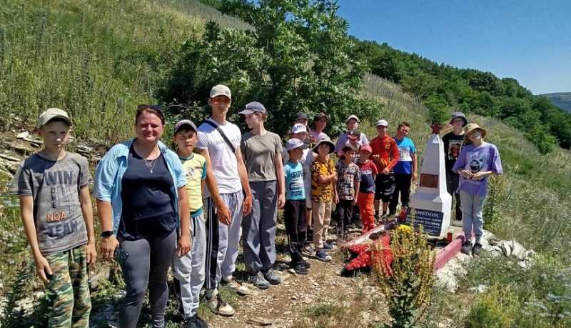 Патриотическое воспитание через походное движение: новороссийские школьники прошли 80 километров маршрутов в честь юбилея Великой Победы