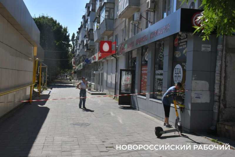 Подъезд дома в Новороссийске, где горела квартира, оцеплен. Людей расселили