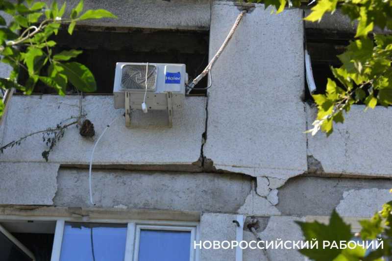 Подъезд дома в Новороссийске, где горела квартира, оцеплен. Людей расселили