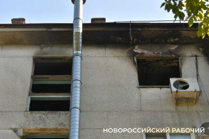 Подъезд дома в Новороссийске, где горела квартира, оцеплен. Людей расселили