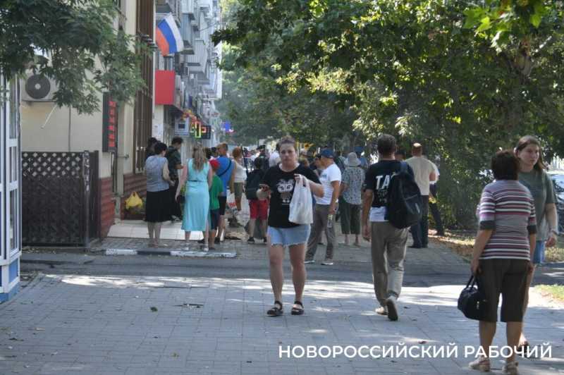 «Понадобится расселить целый подъезд». В Новороссийске эвакуировали людей из горящего в центре города дома