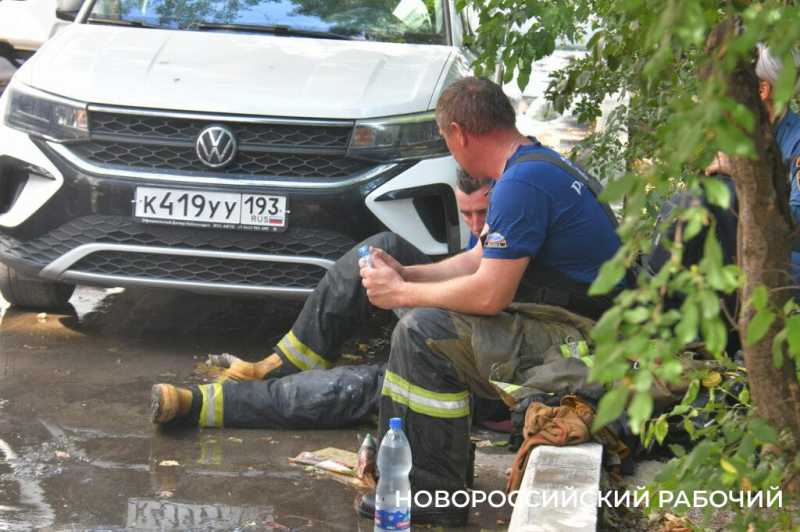 «Понадобится расселить целый подъезд». В Новороссийске эвакуировали людей из горящего в центре города дома
