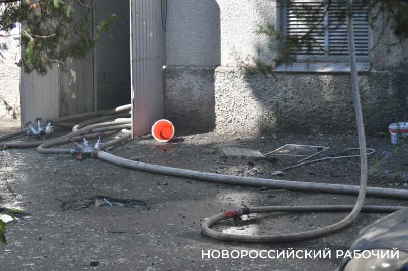 «Понадобится расселить целый подъезд». В Новороссийске эвакуировали людей из горящего в центре города дома
