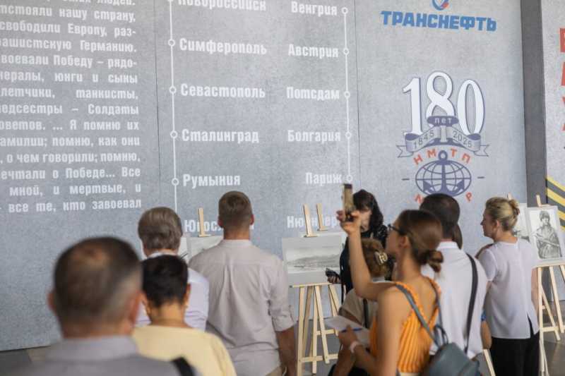 Порт-герой – городу-герою. НМТП организовал фотовыставку работ легендарного Евгения Халдея