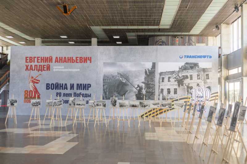 Порт-герой – городу-герою. НМТП организовал фотовыставку работ легендарного Евгения Халдея