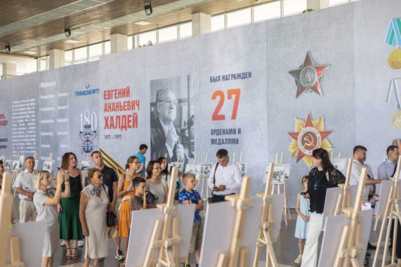 Порт-герой – городу-герою. НМТП организовал фотовыставку работ легендарного Евгения Халдея