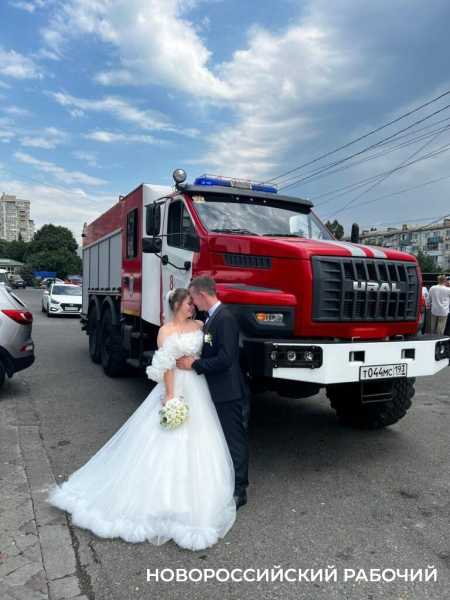 Пожарная машина подъехала к ЗАГСу в Новороссийске. Что-то случилось? Начальник женится!