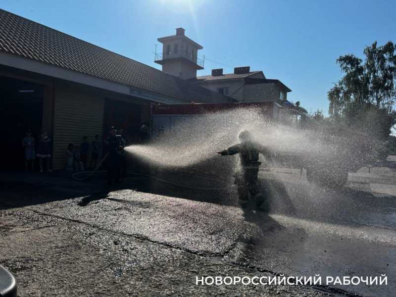 Пожарная машина подъехала к ЗАГСу в Новороссийске. Что-то случилось? Начальник женится!