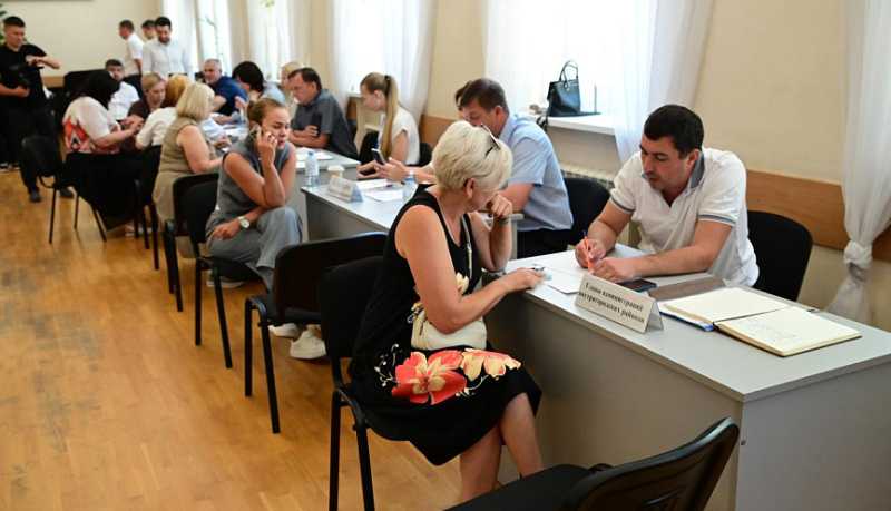 Расширенный прием граждан начался в городском театре Новороссийска