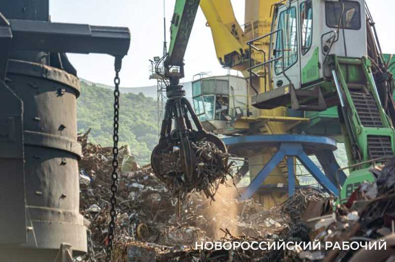 Сегодня – День металлурга! Как в Новороссийске из лома растят «металлические деревья»