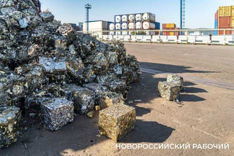 Сегодня – День металлурга! Как в Новороссийске из лома растят «металлические деревья»