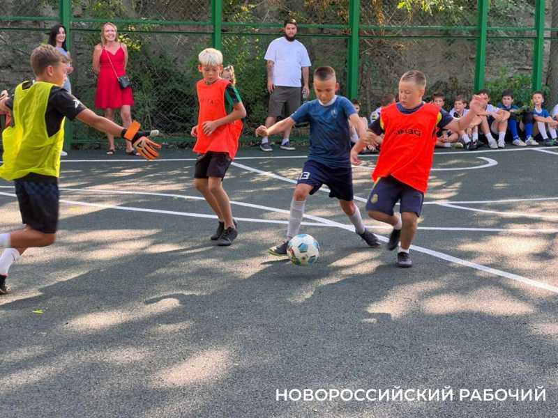 В центре Новороссийска открыли спортивную площадку