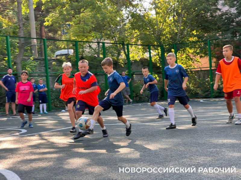 В центре Новороссийска открыли спортивную площадку