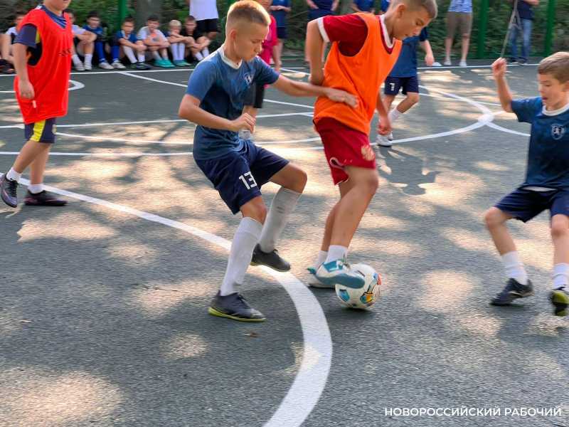 В центре Новороссийска открыли спортивную площадку