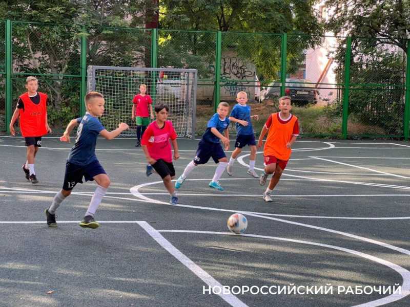 В центре Новороссийска открыли спортивную площадку