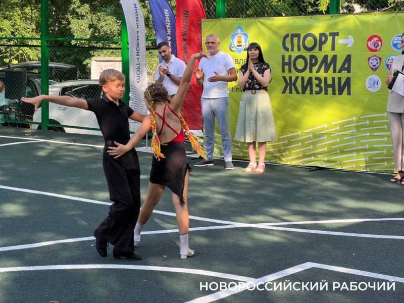 В центре Новороссийска открыли спортивную площадку