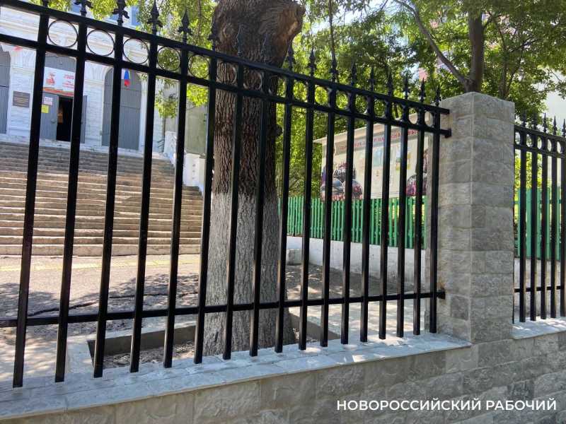 В центре Новороссийска вместо винтажного сделали новый забор
