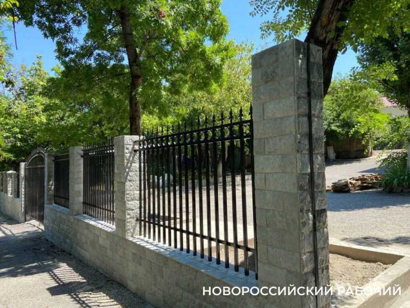 В центре Новороссийска вместо винтажного сделали новый забор
