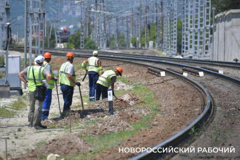 В Новороссийск строят новые железнодорожные пути, мосты и даже тоннель