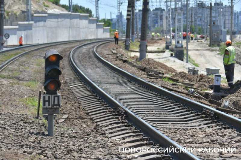 В Новороссийск строят новые железнодорожные пути, мосты и даже тоннель