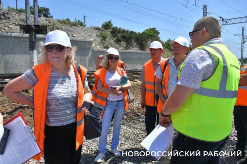 В Новороссийск строят новые железнодорожные пути, мосты и даже тоннель