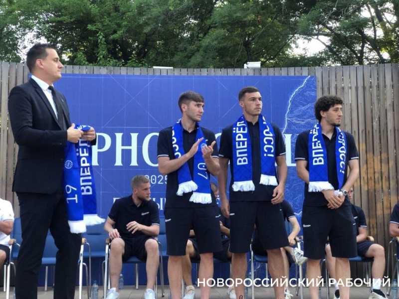 В Новороссийске «Черноморец» пообещал агрессивную игру и дал денег болельщику-провидцу