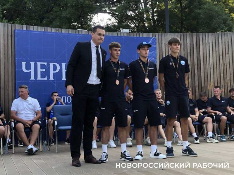 В Новороссийске «Черноморец» пообещал агрессивную игру и дал денег болельщику-провидцу