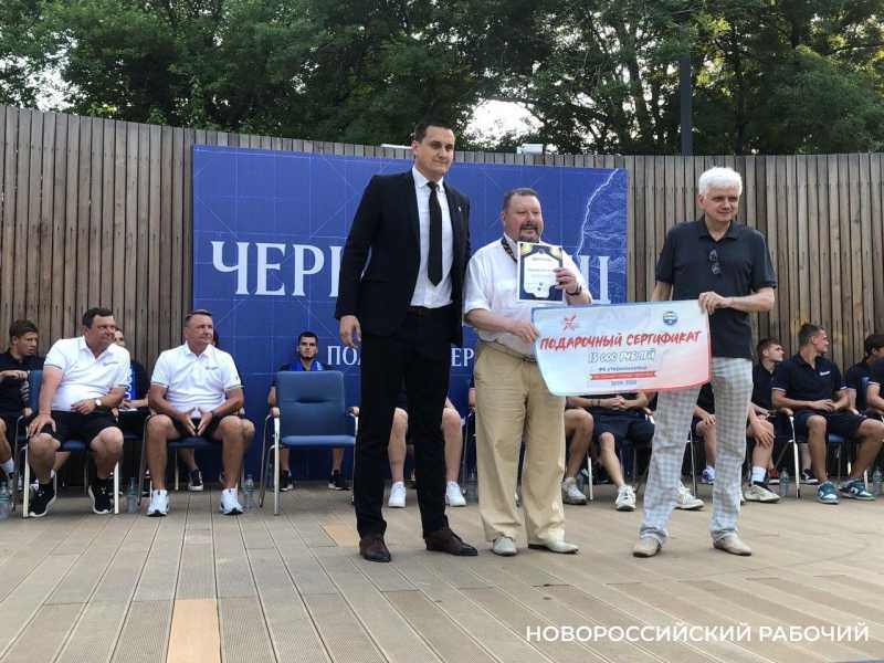 В Новороссийске «Черноморец» пообещал агрессивную игру и дал денег болельщику-провидцу