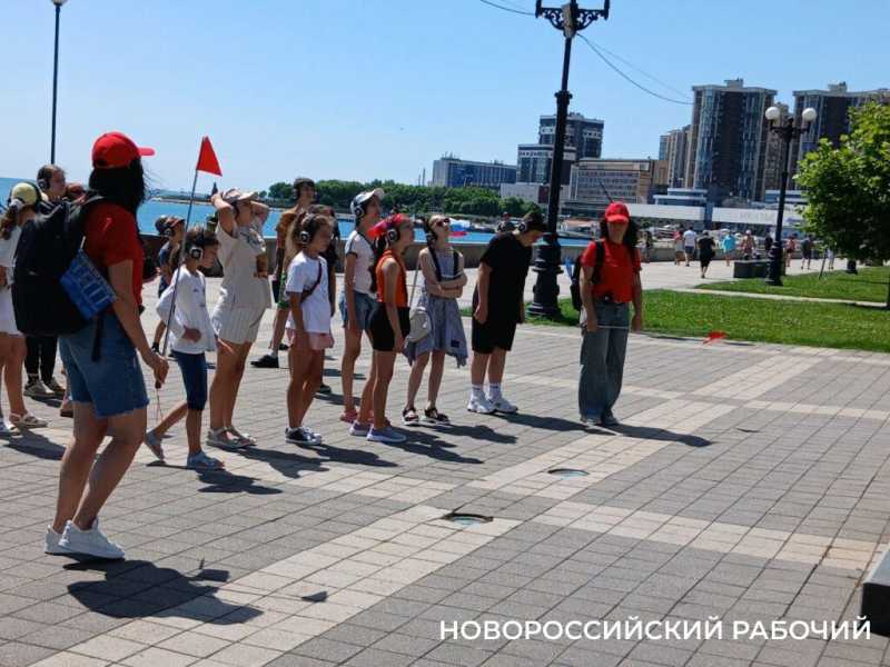 В Новороссийске детям в наушниках рассказывают про «дяденьку в треуголке»