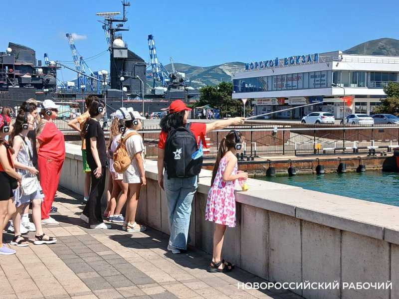 В Новороссийске детям в наушниках рассказывают про «дяденьку в треуголке»