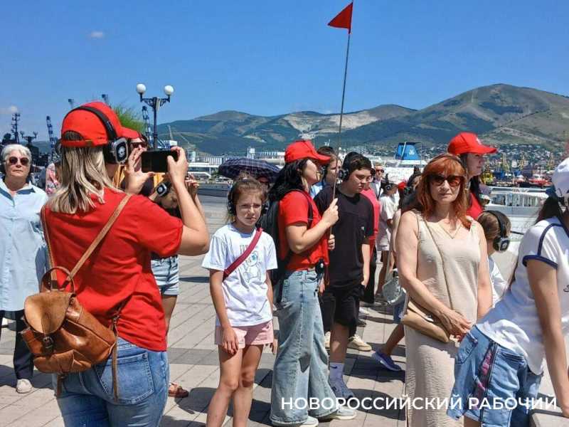 В Новороссийске детям в наушниках рассказывают про «дяденьку в треуголке»