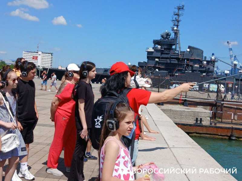 В Новороссийске детям в наушниках рассказывают про «дяденьку в треуголке»