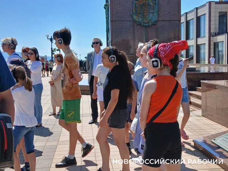 В Новороссийске детям в наушниках рассказывают про «дяденьку в треуголке»
