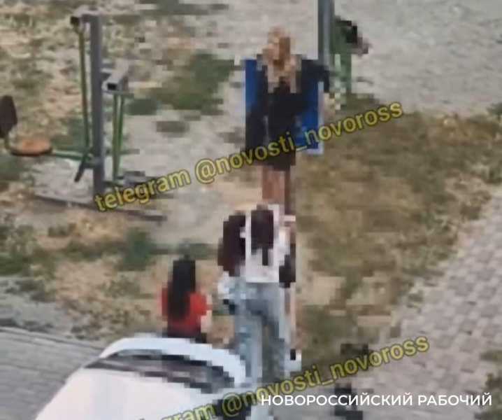 В Новороссийске девочка залезла на дорожный знак и кричала от боли