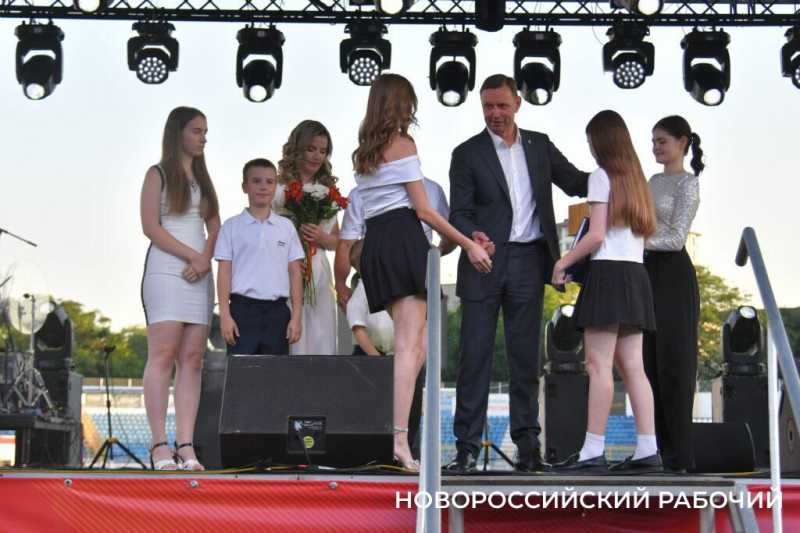 В Новороссийске казаки вручили «девочкам Турецкого» букеты цветов