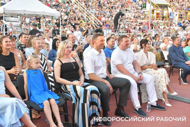 В Новороссийске казаки вручили «девочкам Турецкого» букеты цветов
