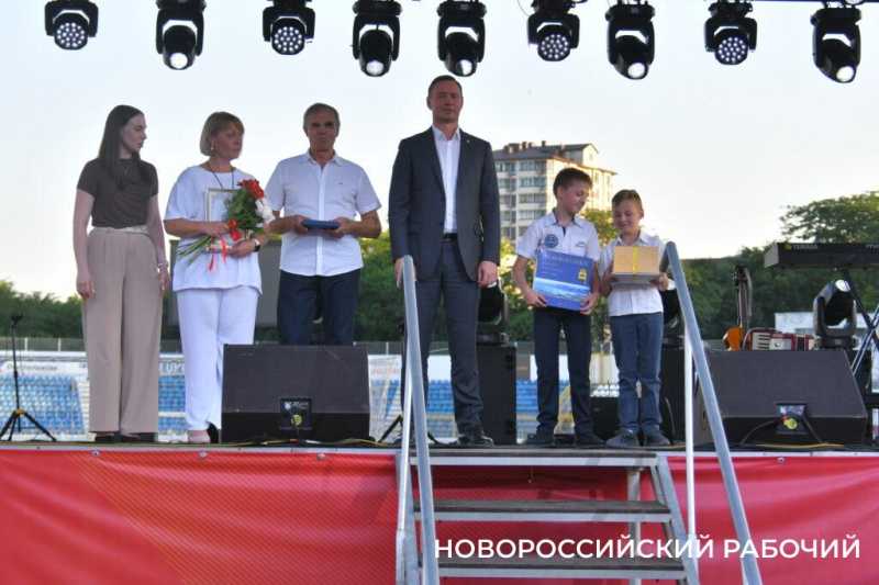 В Новороссийске казаки вручили «девочкам Турецкого» букеты цветов