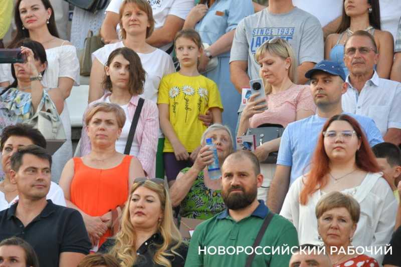 В Новороссийске казаки вручили «девочкам Турецкого» букеты цветов