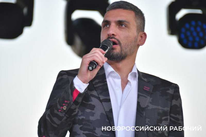 В Новороссийске казаки вручили «девочкам Турецкого» букеты цветов