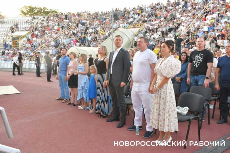 В Новороссийске казаки вручили «девочкам Турецкого» букеты цветов