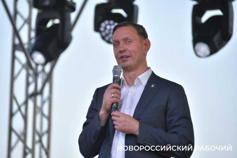В Новороссийске казаки вручили «девочкам Турецкого» букеты цветов