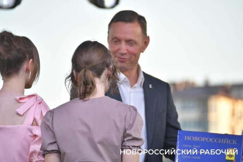 В Новороссийске казаки вручили «девочкам Турецкого» букеты цветов