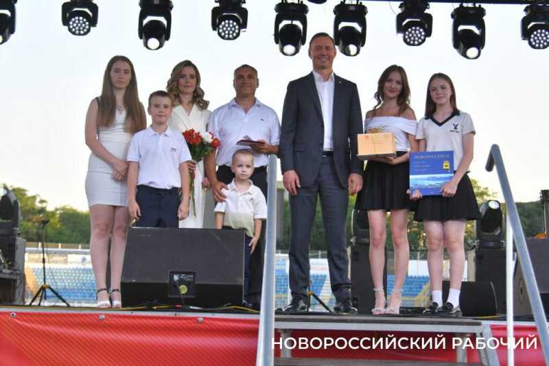 В Новороссийске казаки вручили «девочкам Турецкого» букеты цветов