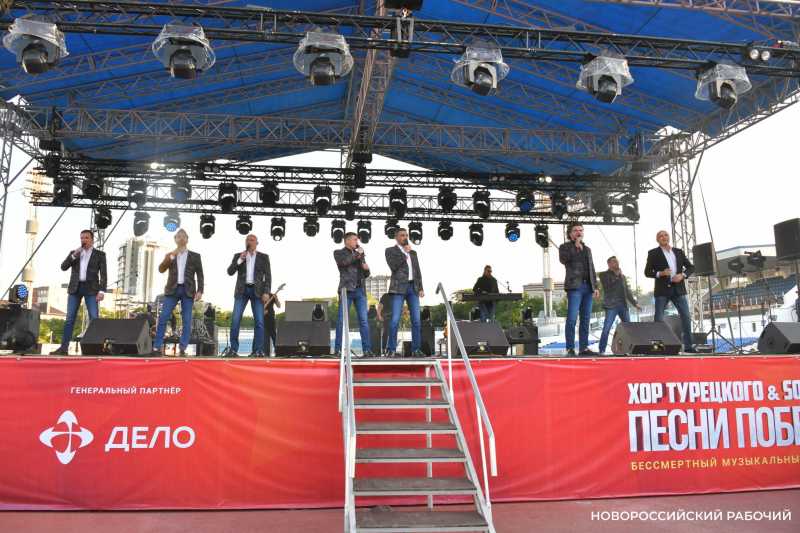 В Новороссийске казаки вручили «девочкам Турецкого» букеты цветов