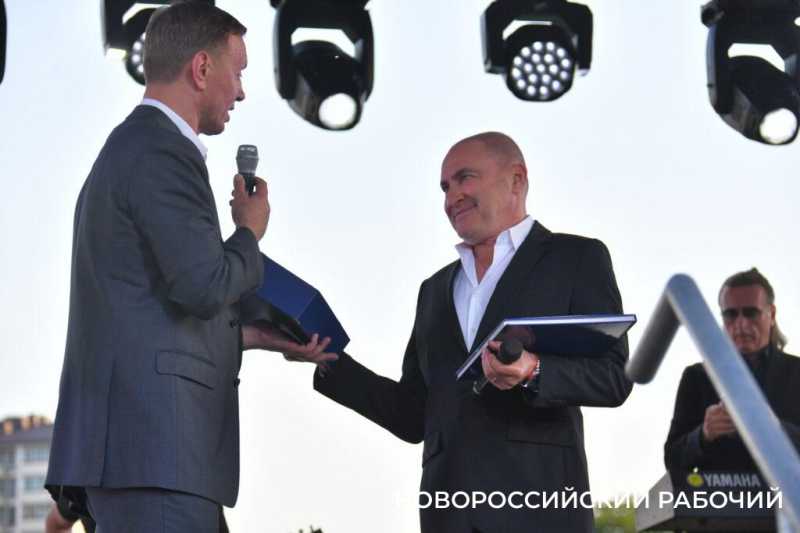 В Новороссийске казаки вручили «девочкам Турецкого» букеты цветов