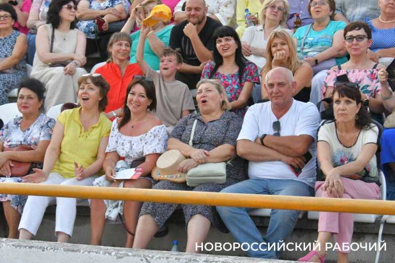 В Новороссийске казаки вручили «девочкам Турецкого» букеты цветов