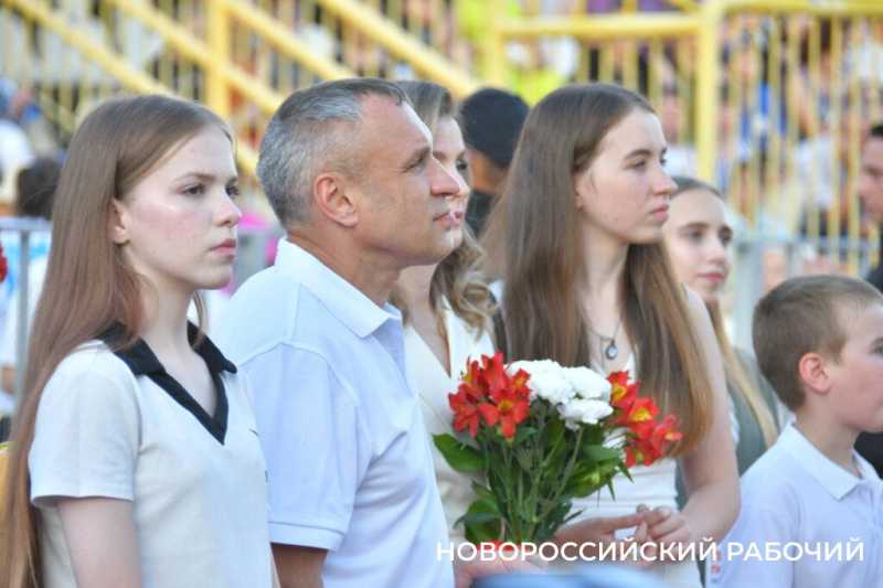 В Новороссийске казаки вручили «девочкам Турецкого» букеты цветов