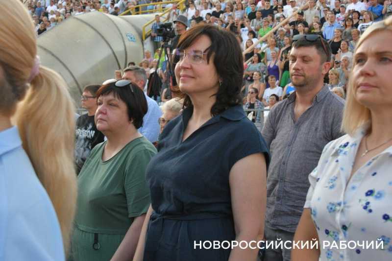 В Новороссийске казаки вручили «девочкам Турецкого» букеты цветов