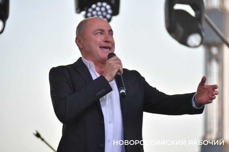 В Новороссийске казаки вручили «девочкам Турецкого» букеты цветов